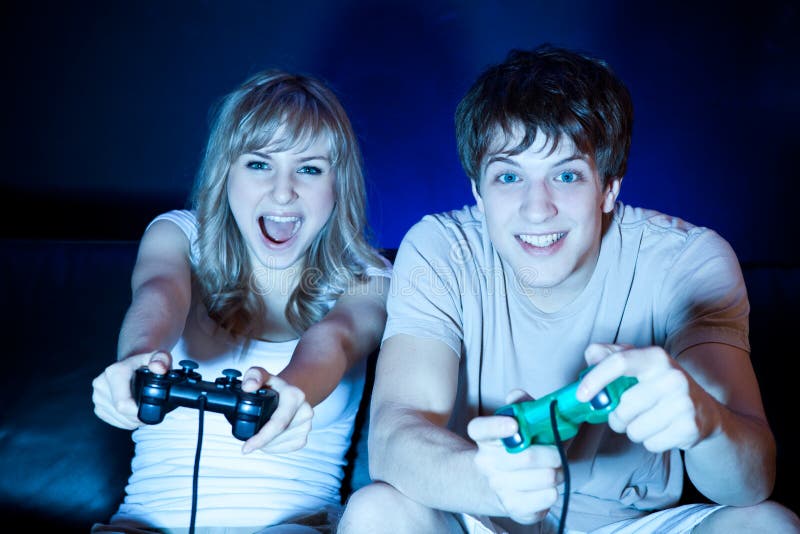 Couples jouant des jeux vidéo images stock Couples jouant des jeux vidéo images stock