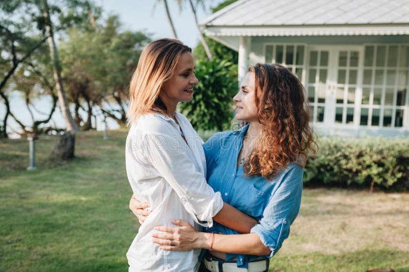 Position Lesbienne Heureuse De Couples Sur La Terrasse Leur Maison De Campagne Photo Stock