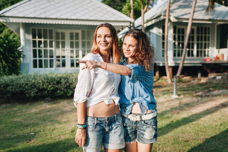 Position Lesbienne Heureuse De Couples Sur La Terrasse Leur Maison De Campagne Photo Stock