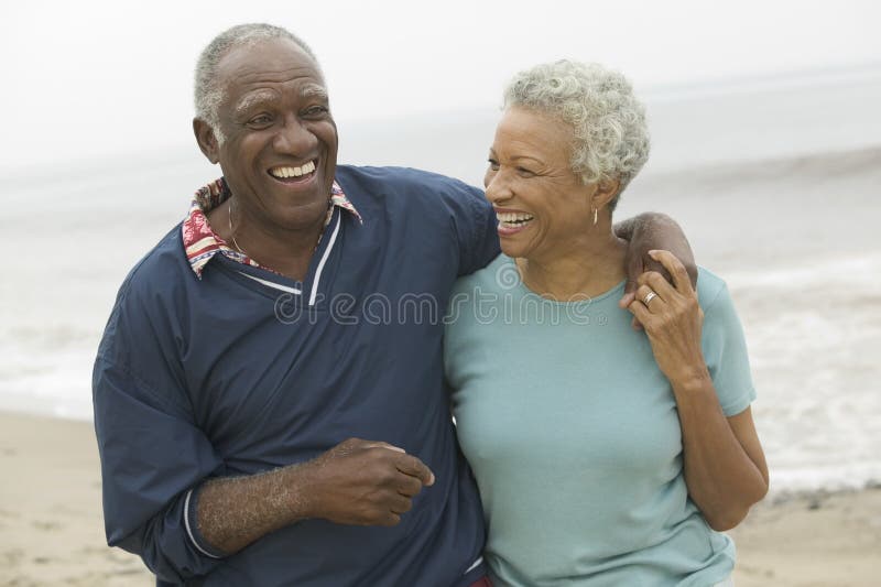 Couples mûrs d'Afro-américain gai à la plage images libres de droits Couples mûrs d'Afro-américain gai à la plage images libres de droits