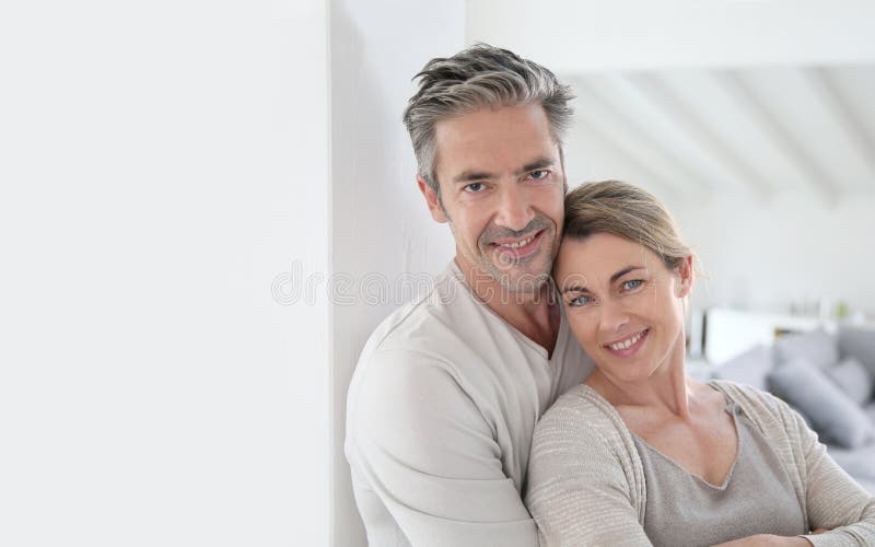 Couples mûrs heureux dans leur maison toute neuve images libres de droits Couples mûrs heureux dans leur maison toute neuve images libres de droits