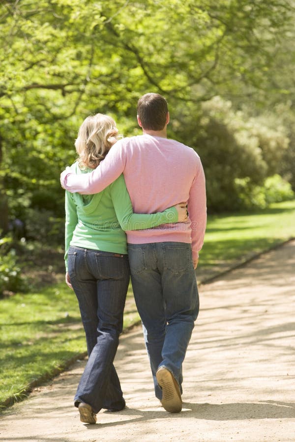 Couples marchant sur le bras de chemin dans le bras images stock Couples marchant sur le bras de chemin dans le bras images stock