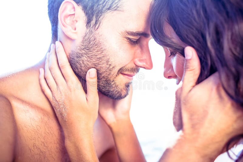 Couples mignons heureux étreignant ensemble photographie stock libre de droits Couples mignons heureux étreignant ensemble photographie stock libre de droits