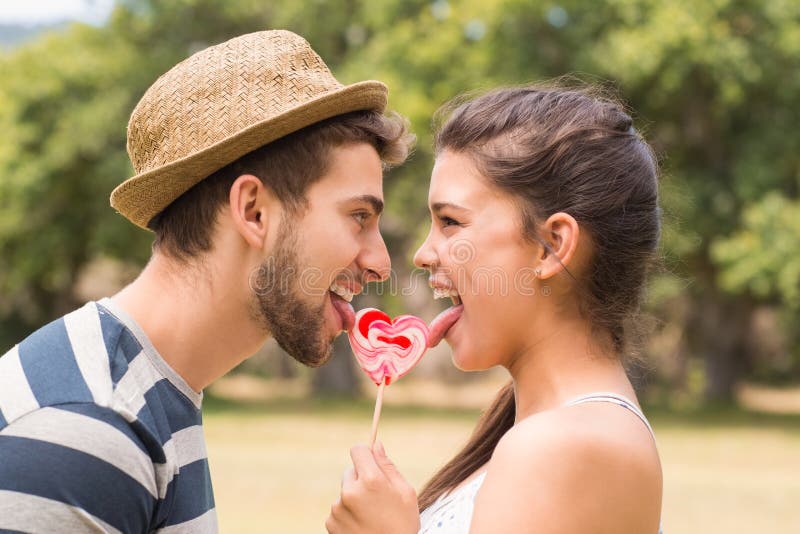 Couples mignons partageant une lucette image libre de droits Couples mignons partageant une lucette image libre de droits