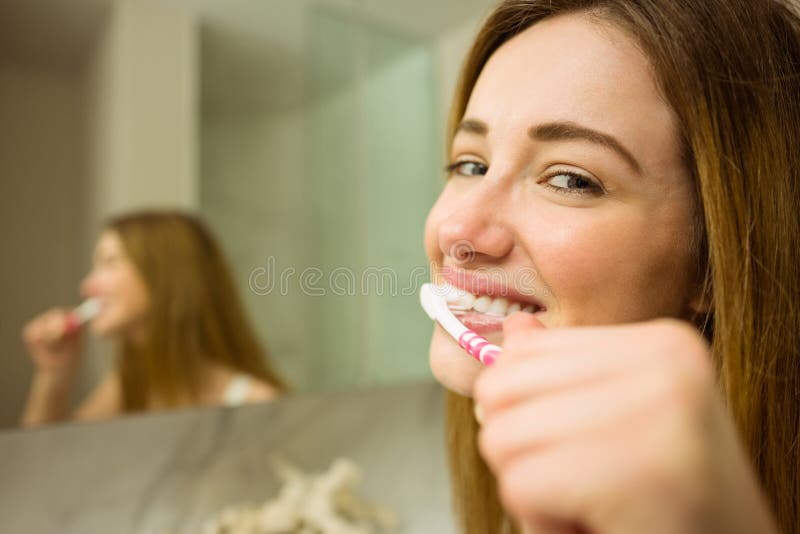Couples mignons se brossant les dents image stock Couples mignons se brossant les dents image stock