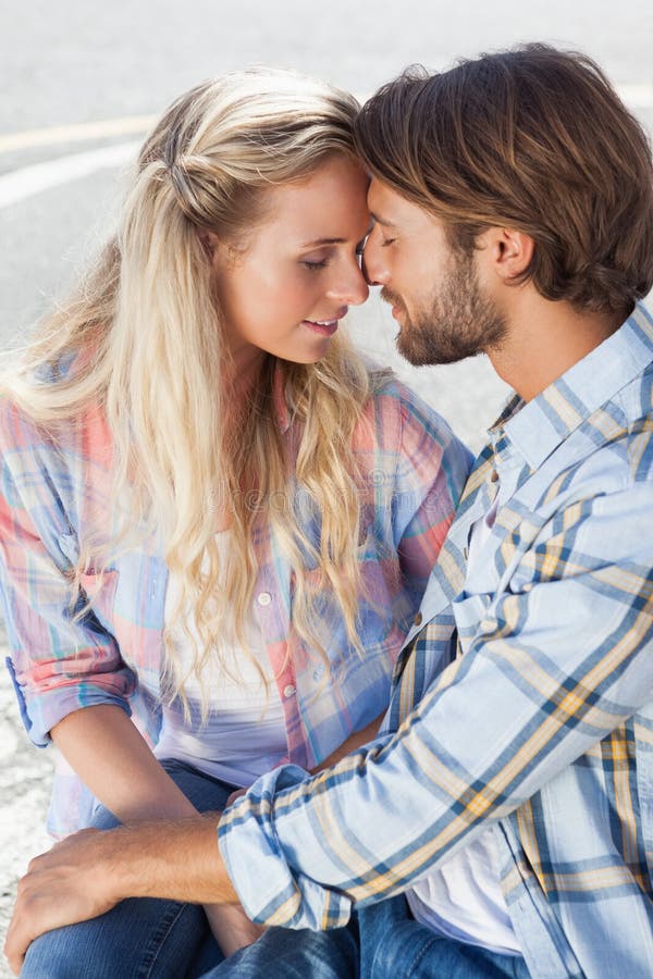 Couples mignons se reposant sur le banc photographie stock libre de droits Couples mignons se reposant sur le banc photographie stock libre de droits