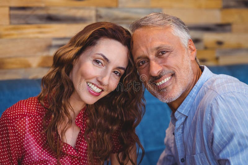 Download Couples Mignons Souriant à L'appareil-photo Image stock - Image du restaurant, caucasien: 56485281
