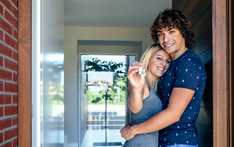 Couples montrant les clés de leur maison images stock Couples montrant les clés de leur maison images stock