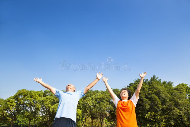 Couples mûrs asiatiques Relaxed images stock Couples mûrs asiatiques Relaxed images stock