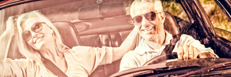 Couples mûrs heureux dans le cabriolet rouge photos libres de droits Couples mûrs heureux dans le cabriolet rouge photos libres de droits