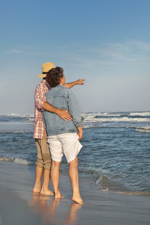 Couples mûrs regardant à l'extérieur à la mer image stock Couples mûrs regardant à l'extérieur à la mer image stock