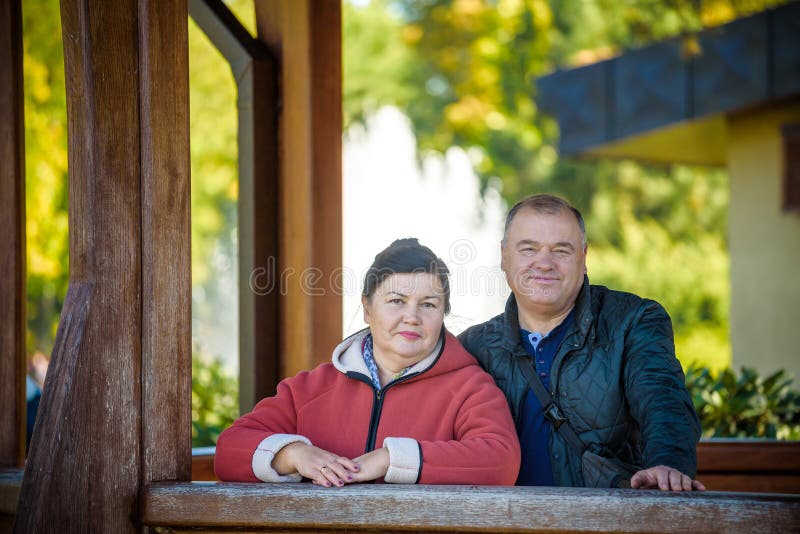Couples a?n?s heureux dans l'amour Parc dehors photos libres de droits Couples a?n?s heureux dans l'amour Parc dehors photos libres de droits