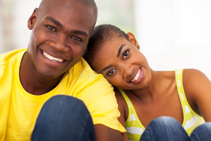 Couples noirs mignons image libre de droits Couples noirs mignons image libre de droits