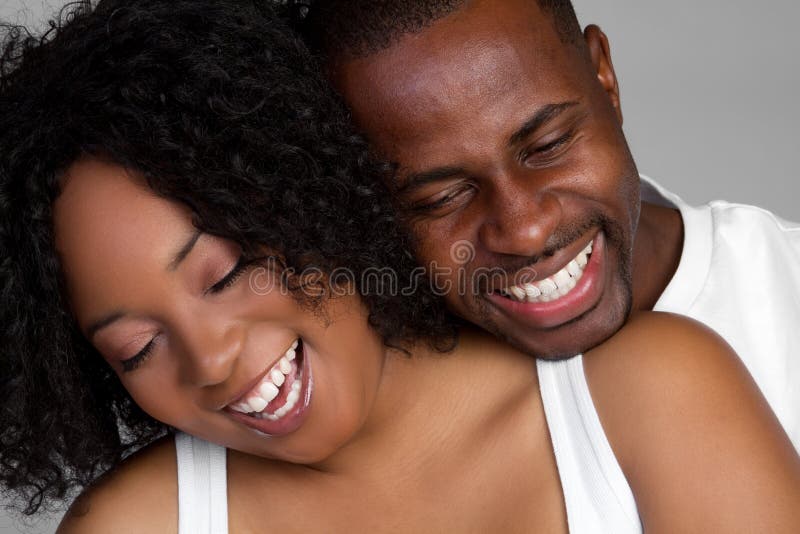 Couples noirs riants photographie stock libre de droits Couples noirs riants photographie stock libre de droits