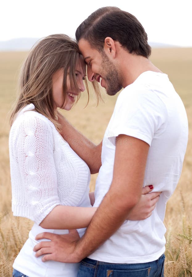 Couples obtenant proches dans le romance photographie stock libre de droits Couples obtenant proches dans le romance photographie stock libre de droits
