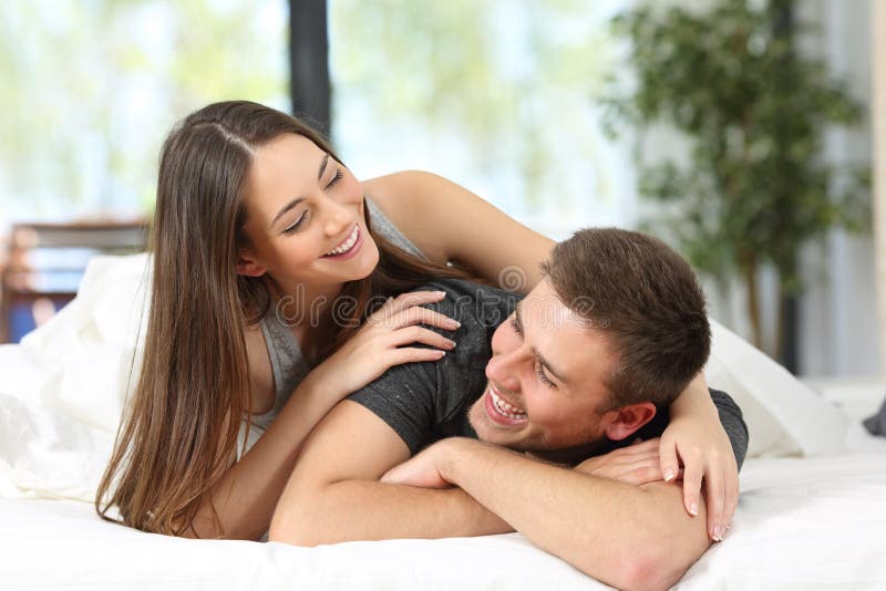 Couples ou mariage heureux plaisantant sur le lit photographie stock Couples ou mariage heureux plaisantant sur le lit photographie stock
