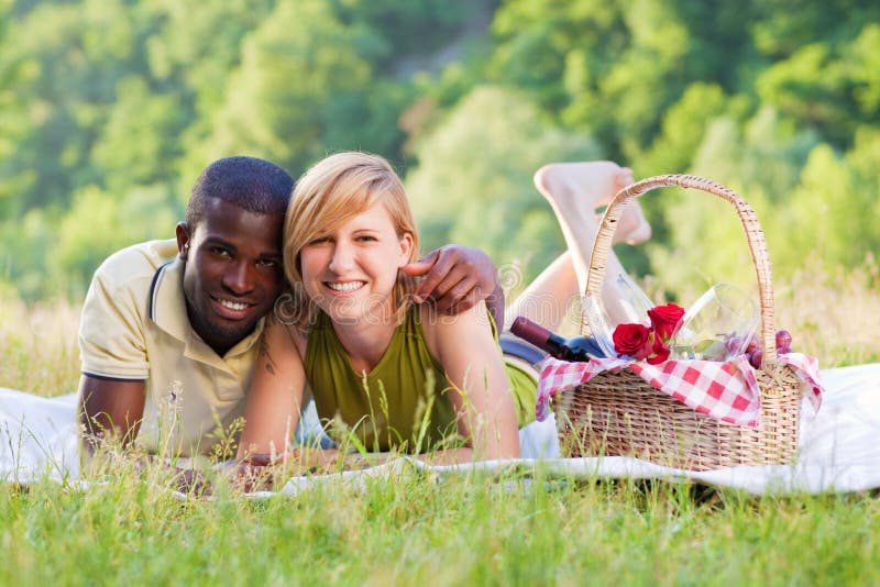 Couples pique-niquant en stationnement images libres de droits Couples pique-niquant en stationnement images libres de droits