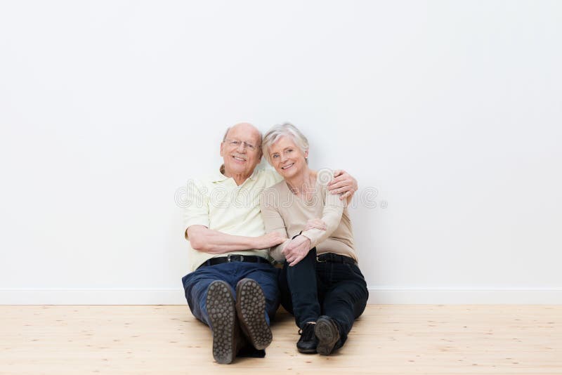 Couples pluss âgé affectueux dans leur nouvelle maison images stock Couples pluss âgé affectueux dans leur nouvelle maison images stock