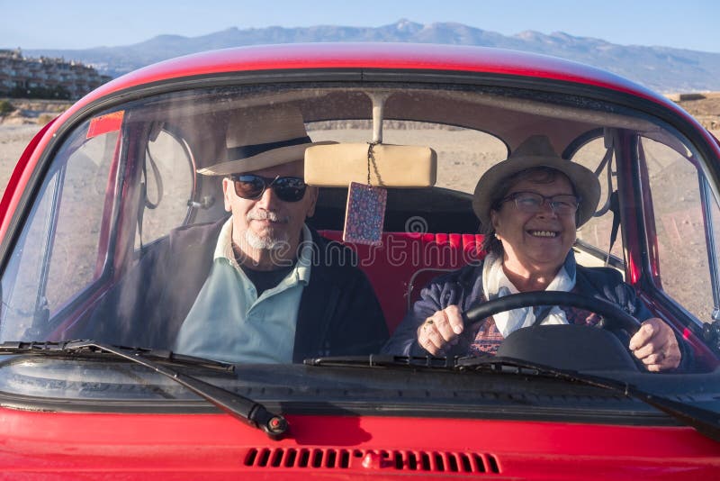 Couples pluss âgé à l'intérieur d'une vieille conduite rouge photo libre de droits Couples pluss âgé à l'intérieur d'une vieille conduite rouge photo libre de droits