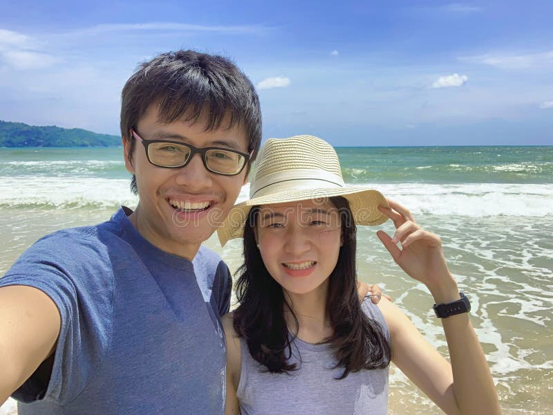 Couples prenant le selfie à la plage pendant le voyage de voyage sur l'extérieur de vacances de vacances à l'océan ou à la mer de photo stock Couples prenant le selfie à la plage pendant le voyage de voyage sur l'extérieur de vacances de vacances à l'océan ou à la mer de photo stock
