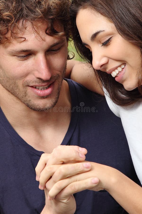 Couples regardant leurs mains images libres de droits Couples regardant leurs mains images libres de droits