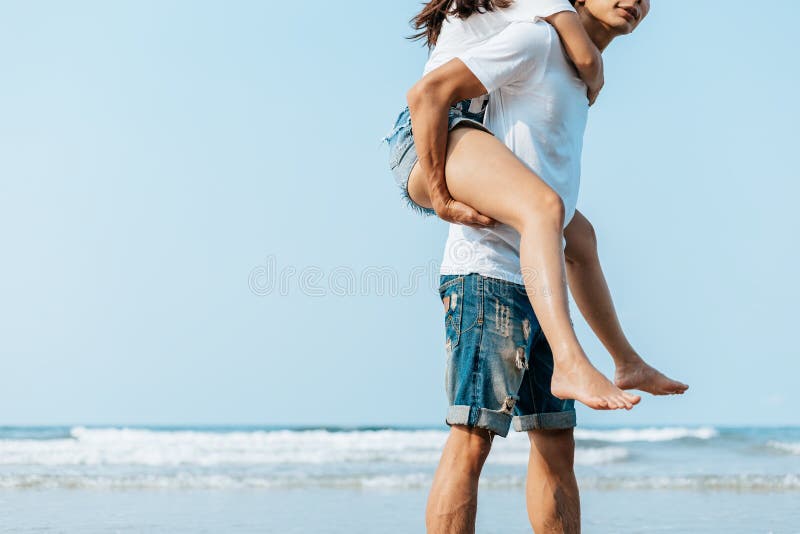 Couple Romantique Câlin Ensemble Sur La Plage En été. Voyage De Noces  Vacances D'été Concept Photo stock - Image du passionnant, hommes: 209950338