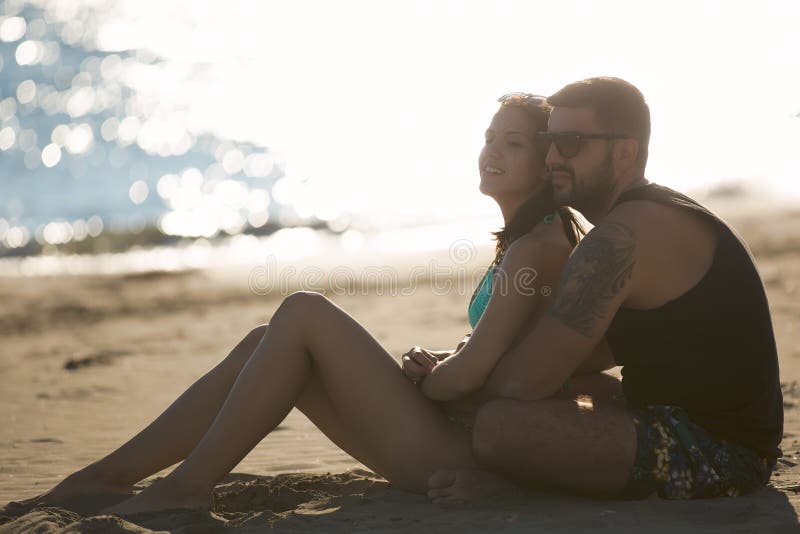 Couples romantiques dans le coucher du soleil de observation de lever de soleil d'étreinte ensemble Jeune homme et femme dans l'a photos stock Couples romantiques dans le coucher du soleil de observation de lever de soleil d'étreinte ensemble Jeune homme et femme dans l'a photos stock