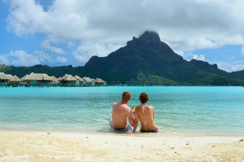 Couples romantiques de lune de miel sur Bora Bora