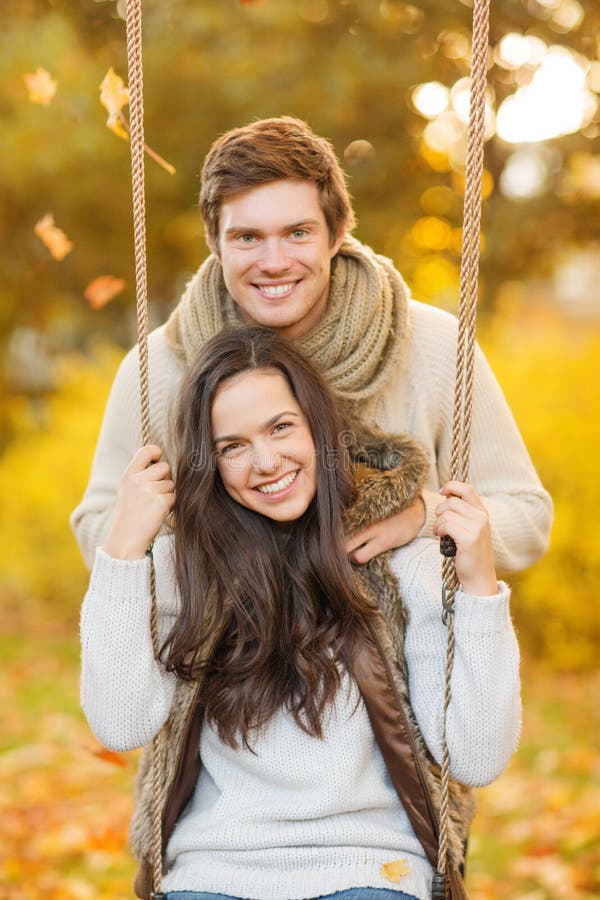 Couples romantiques en parc d'automne image libre de droits Couples romantiques en parc d'automne image libre de droits
