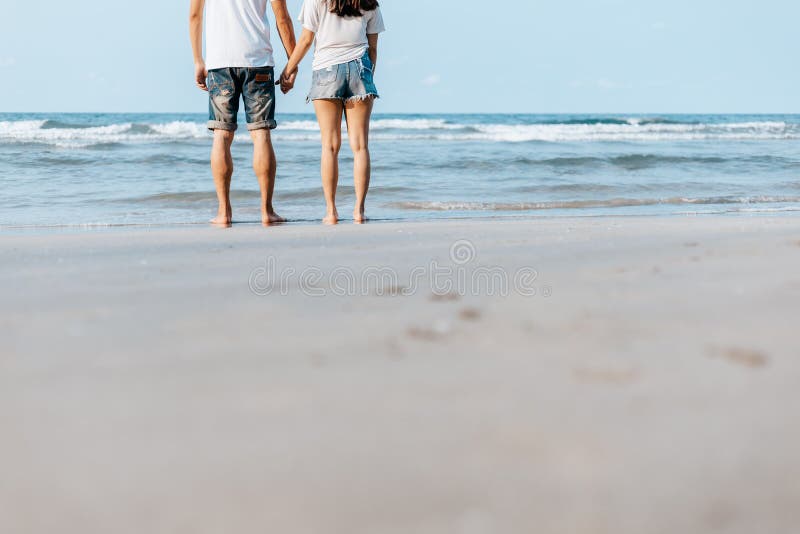 Couple Romantique Câlin Ensemble Sur La Plage En été. Voyage De Noces  Vacances D'été Concept Photo stock - Image du passionnant, hommes: 209950338