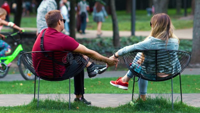 Couples romantiques main dans la main dans le parc public