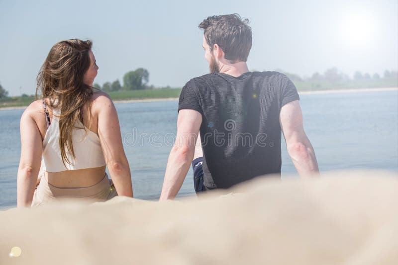 Couples romantiques se reposant sur la plage et appr?ciant la belle vue de mer Concept d'amour et de valentines Concept de vacanc photos stock Couples romantiques se reposant sur la plage et appr?ciant la belle vue de mer Concept d'amour et de valentines Concept de vacanc photos stock