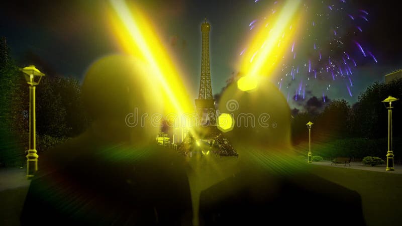 Couples romantiques à Tour Eiffel à Paris avec l'affichage merveilleux de feux d'artifice