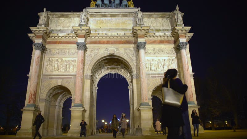 Couples romantiques étreignant près d'Arc de Triomphe célèbre du Carrousel, amour à Paris