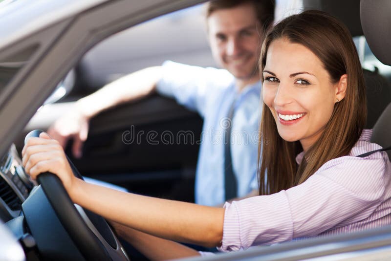 Couples se reposant dans la voiture photo stock Couples se reposant dans la voiture photo stock
