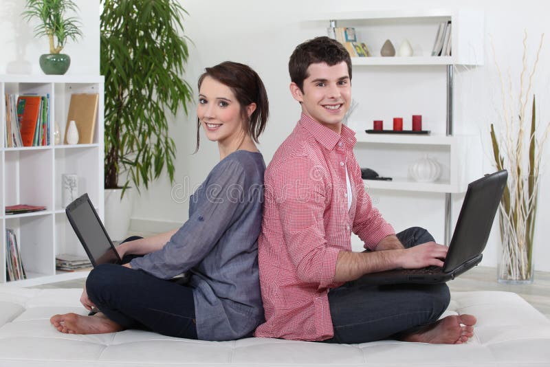 Couples se reposant de nouveau au dos images stock Couples se reposant de nouveau au dos images stock