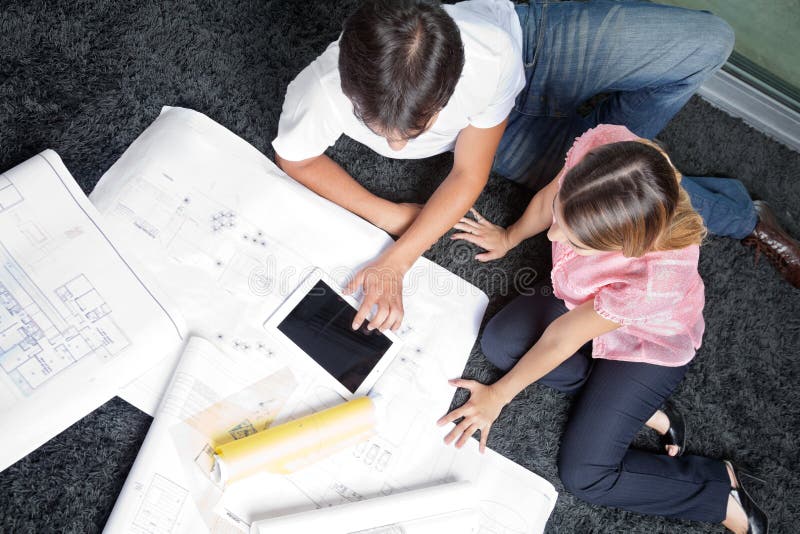 Couples se reposant sur la couverture avec des plans de Chambre photo libre de droits Couples se reposant sur la couverture avec des plans de Chambre photo libre de droits