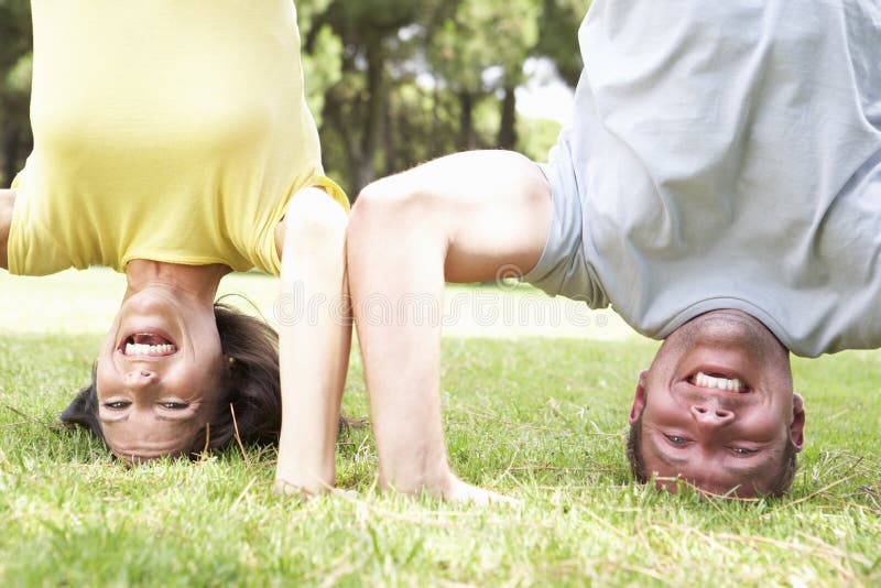 Couples se tenant sur leurs têtes dans le jardin photo libre de droits Couples se tenant sur leurs têtes dans le jardin photo libre de droits