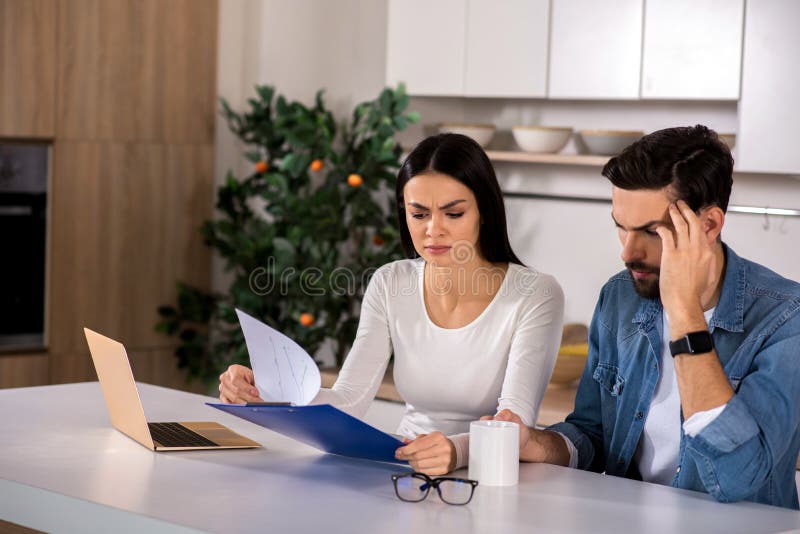 Couples sombres ayant des ennuis avec l'affaire de famille image libre de droits Couples sombres ayant des ennuis avec l'affaire de famille image libre de droits