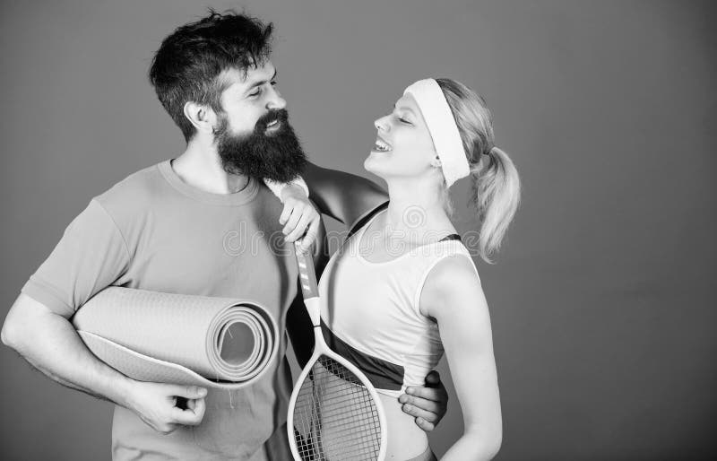 Couples sportifs Concept sain de style de vie Couples d'homme et de femme dans l'amour avec le tapis de yoga et l'?quipement de s photographie stock Couples sportifs Concept sain de style de vie Couples d'homme et de femme dans l'amour avec le tapis de yoga et l'?quipement de s photographie stock