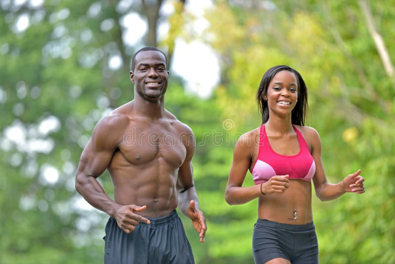 Couples sportifs et convenables d'Afro-américain - pulsant en parc image libre de droits Couples sportifs et convenables d'Afro-américain - pulsant en parc image libre de droits
