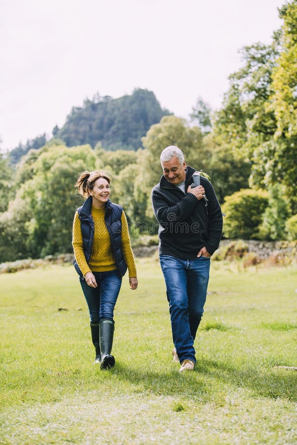 Couples supérieurs augmentant ensemble photos stock Couples supérieurs augmentant ensemble photos stock