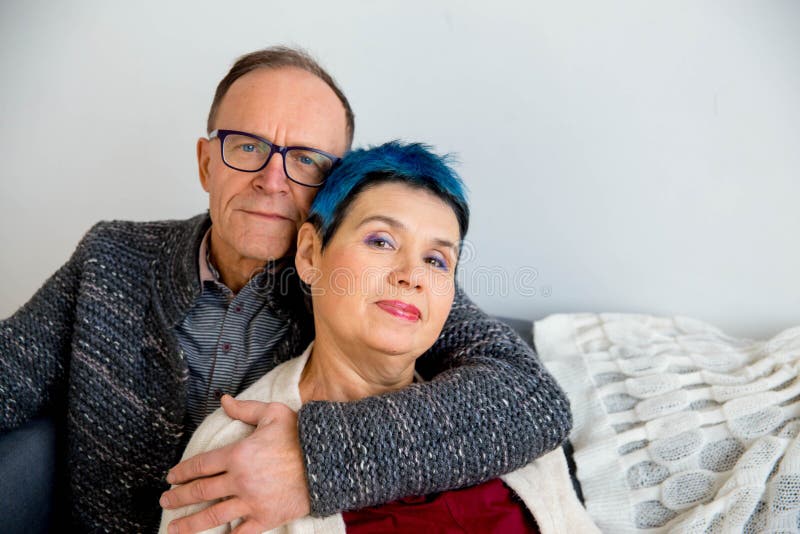 Couples supérieurs caressant photos stock Couples supérieurs caressant photos stock