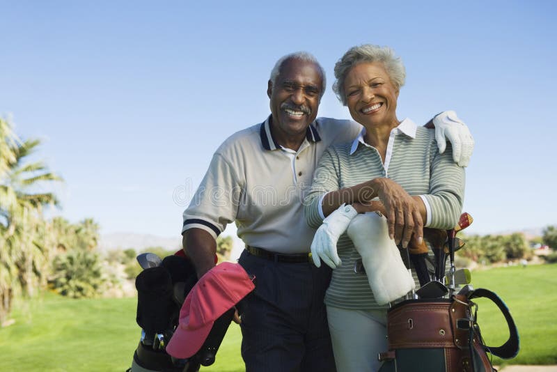 Couples supérieurs dans le terrain de golf photographie stock Couples supérieurs dans le terrain de golf photographie stock