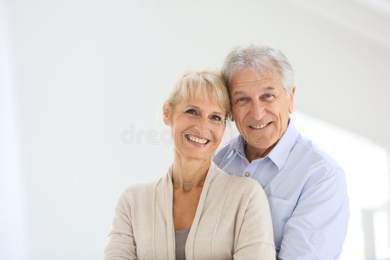 Couples supérieurs gais à la maison photo libre de droits