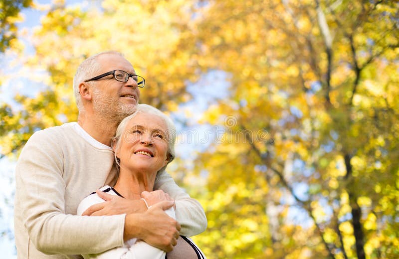 Couples supérieurs heureux en parc d'automne photo stock