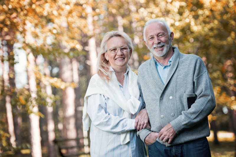 Couples supérieurs heureux souriant dehors en nature photos libres de droits Couples supérieurs heureux souriant dehors en nature photos libres de droits