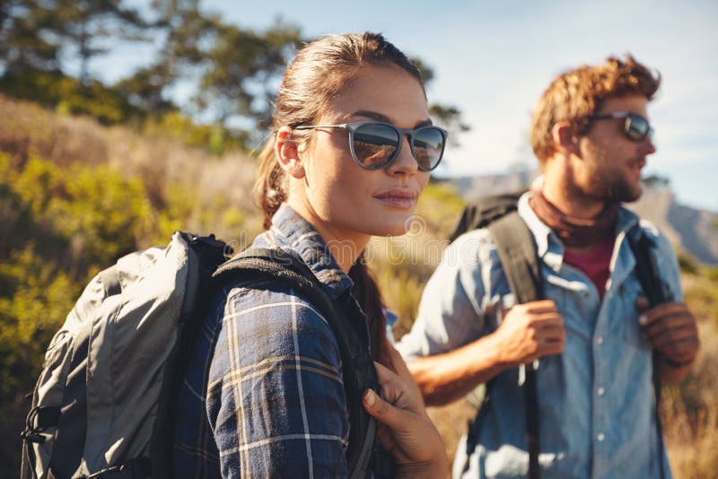 Couples sur augmenter le voyage dans la campagne images libres de droits Couples sur augmenter le voyage dans la campagne images libres de droits