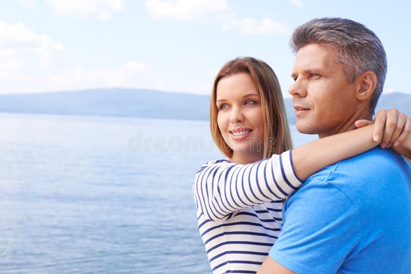 Couples sur la mer photographie stock libre de droits