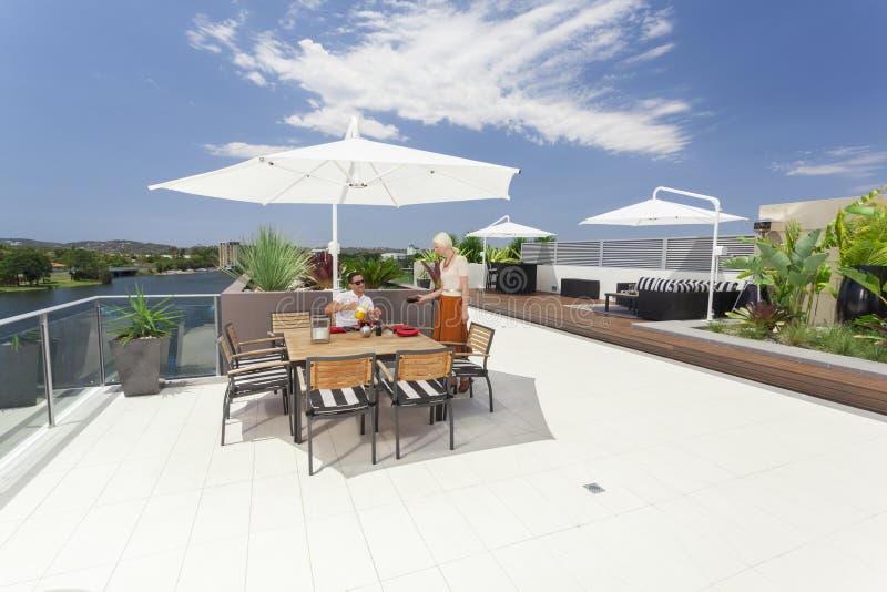 Couples sur le balcon images stock Couples sur le balcon images stock
